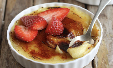 Creme brulee with strawberries